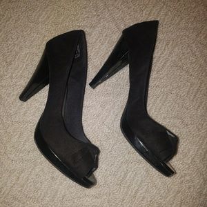 black heel peep toe